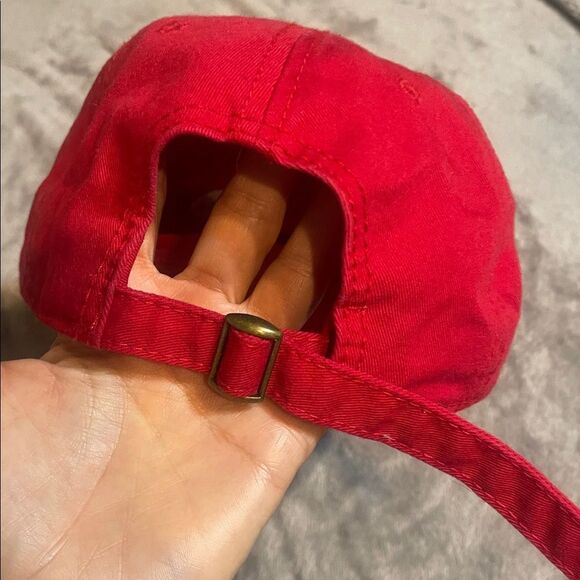 Red wink, baseball hat - Picture 3 of 4